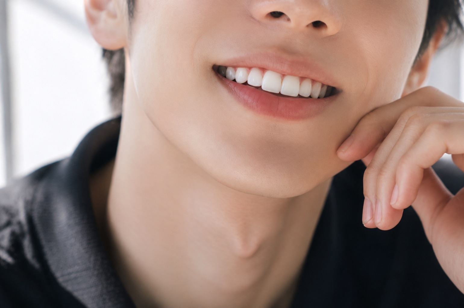 笑顔の男性の口元